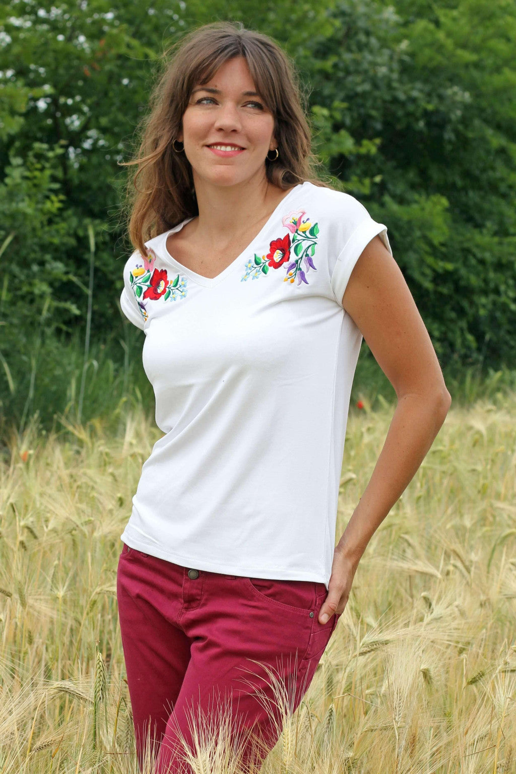 T-shirt blanc avec une broderie hongroise Kalocsa sur chaque épaule, vue légèrement de biais