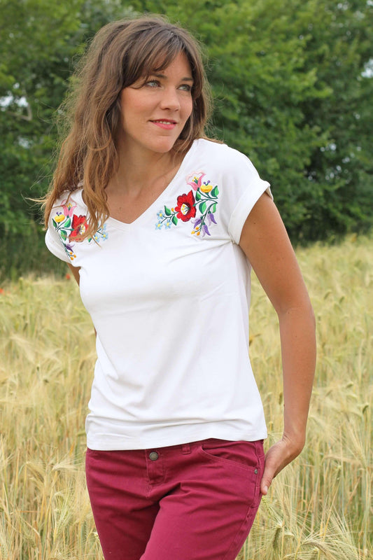 T-shirt blanc avec une broderie hongroise Kalocsa sur chaque épaule, le T-shirt est vu en entier
