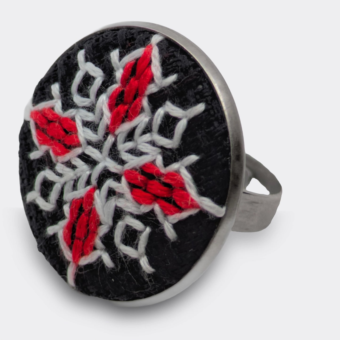 Détail de la broderie d'une bague au graphisme inspirés par les motifs du Kosovo.