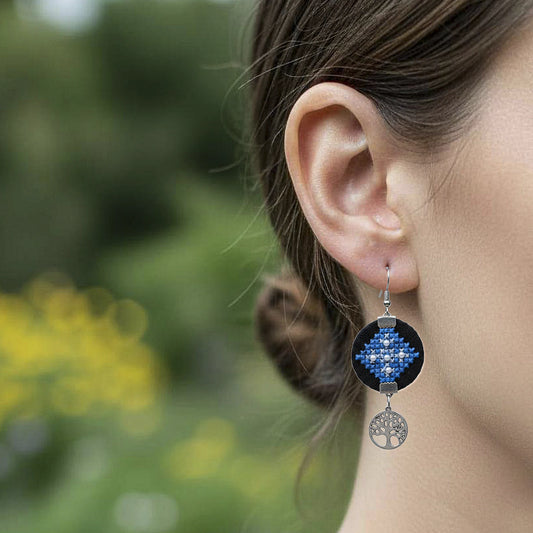 Boucles d'oreille bleues et noires brodées à la main en Serbie