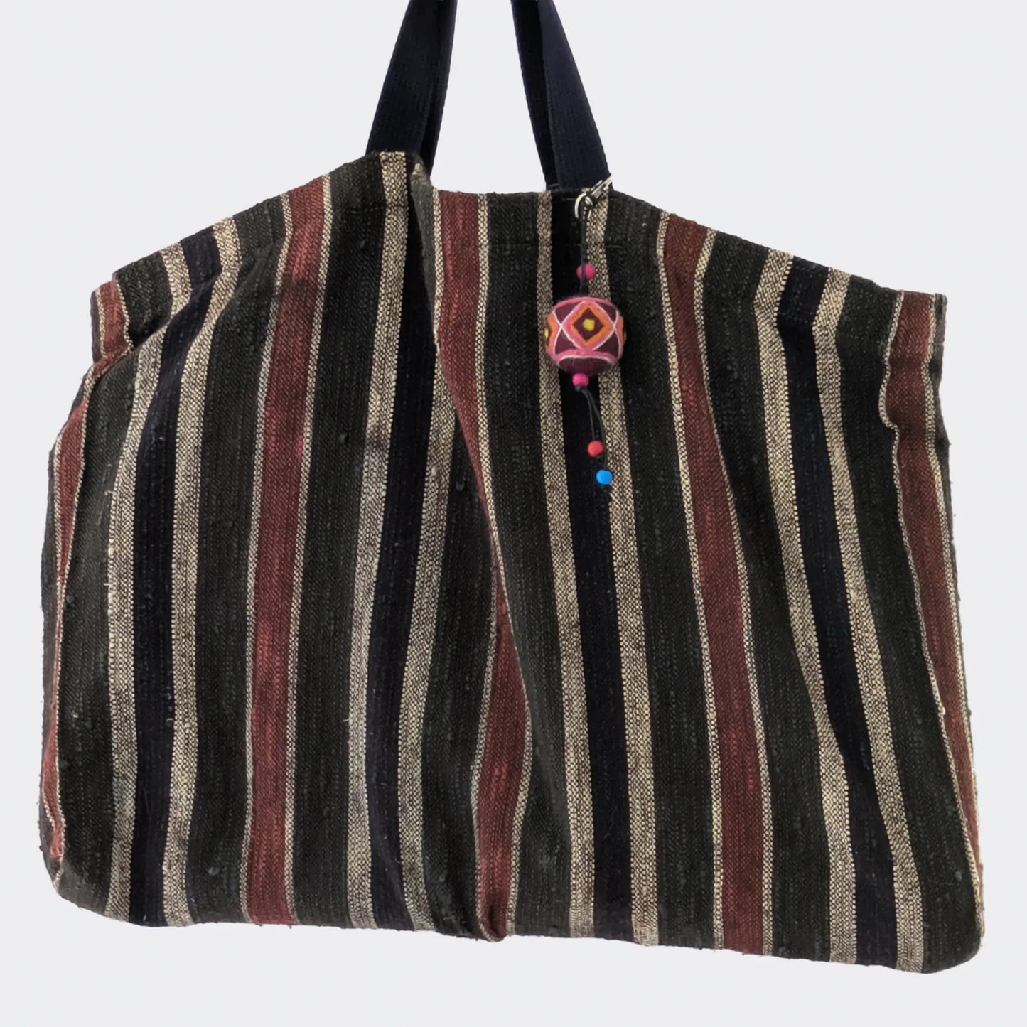 Breloque de sac rouge foncé en laine feutrée faite main sur sac multicolore