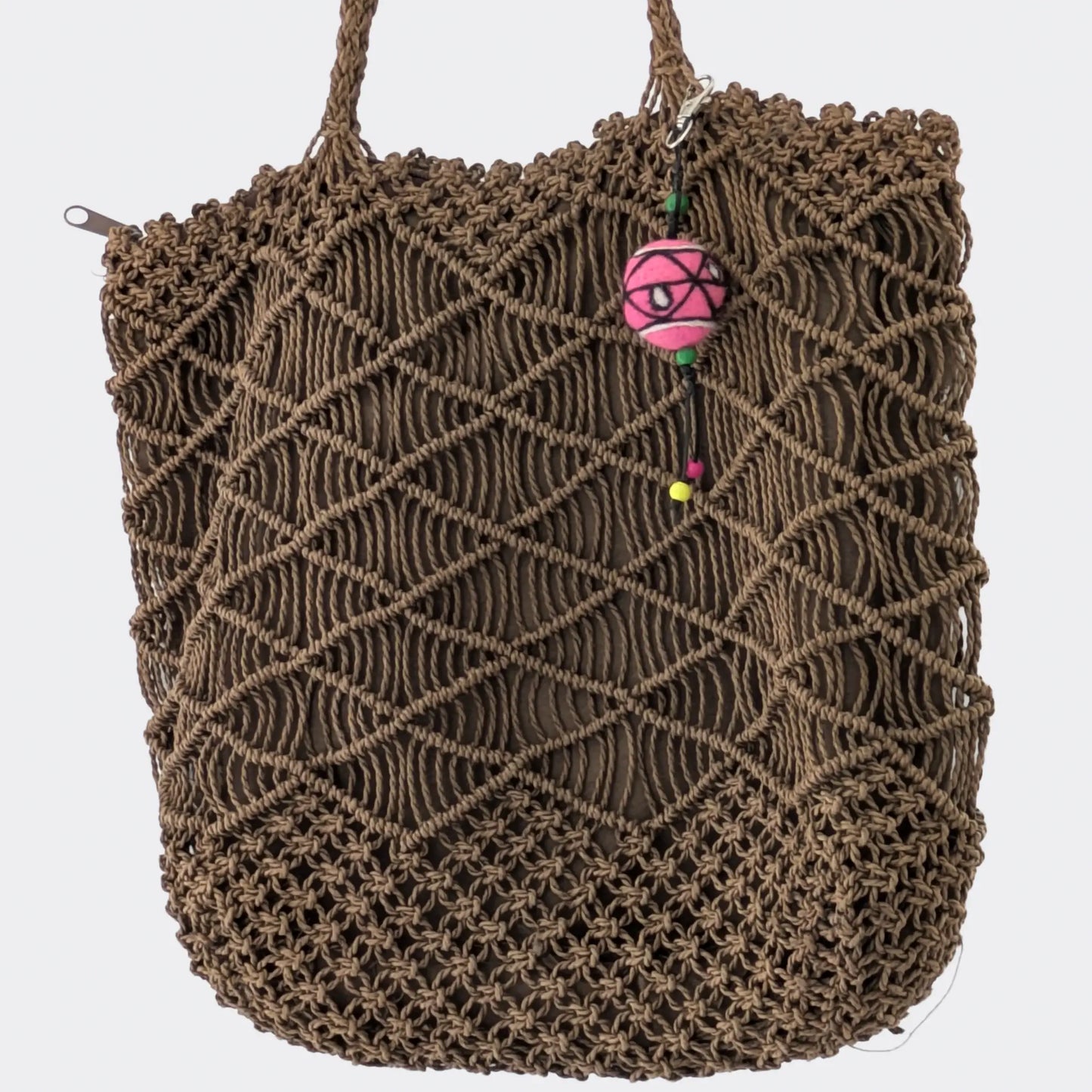 Breloque de sac avec boule en feutre de laine rose sur sac en corde