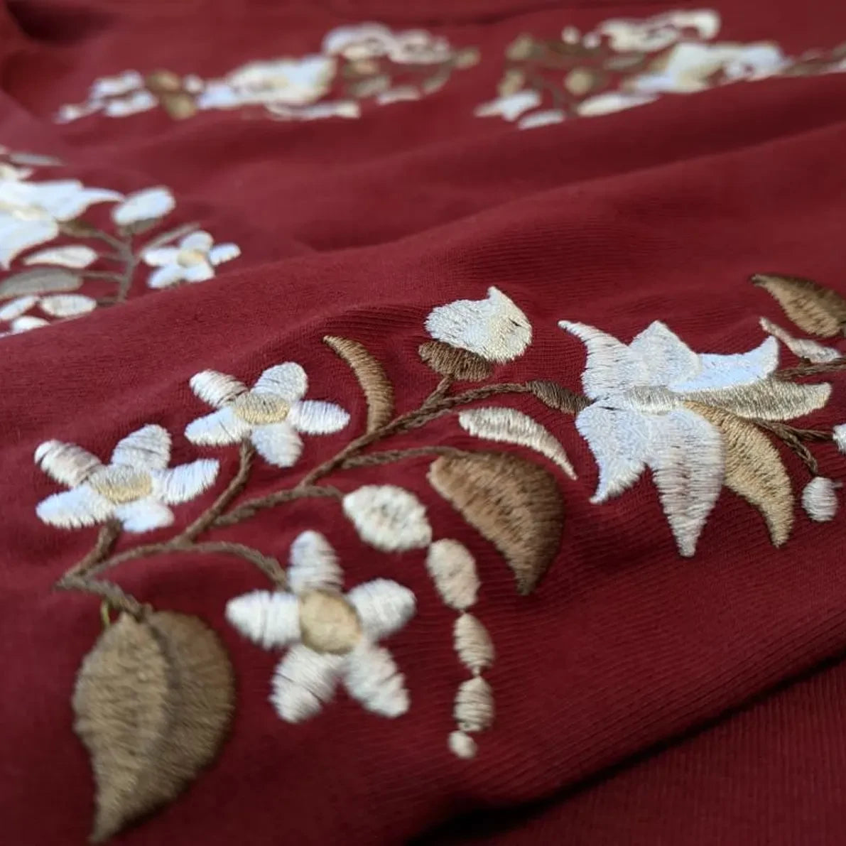 Détail de la broderie Kalocsa sur les manches du Tshirt.