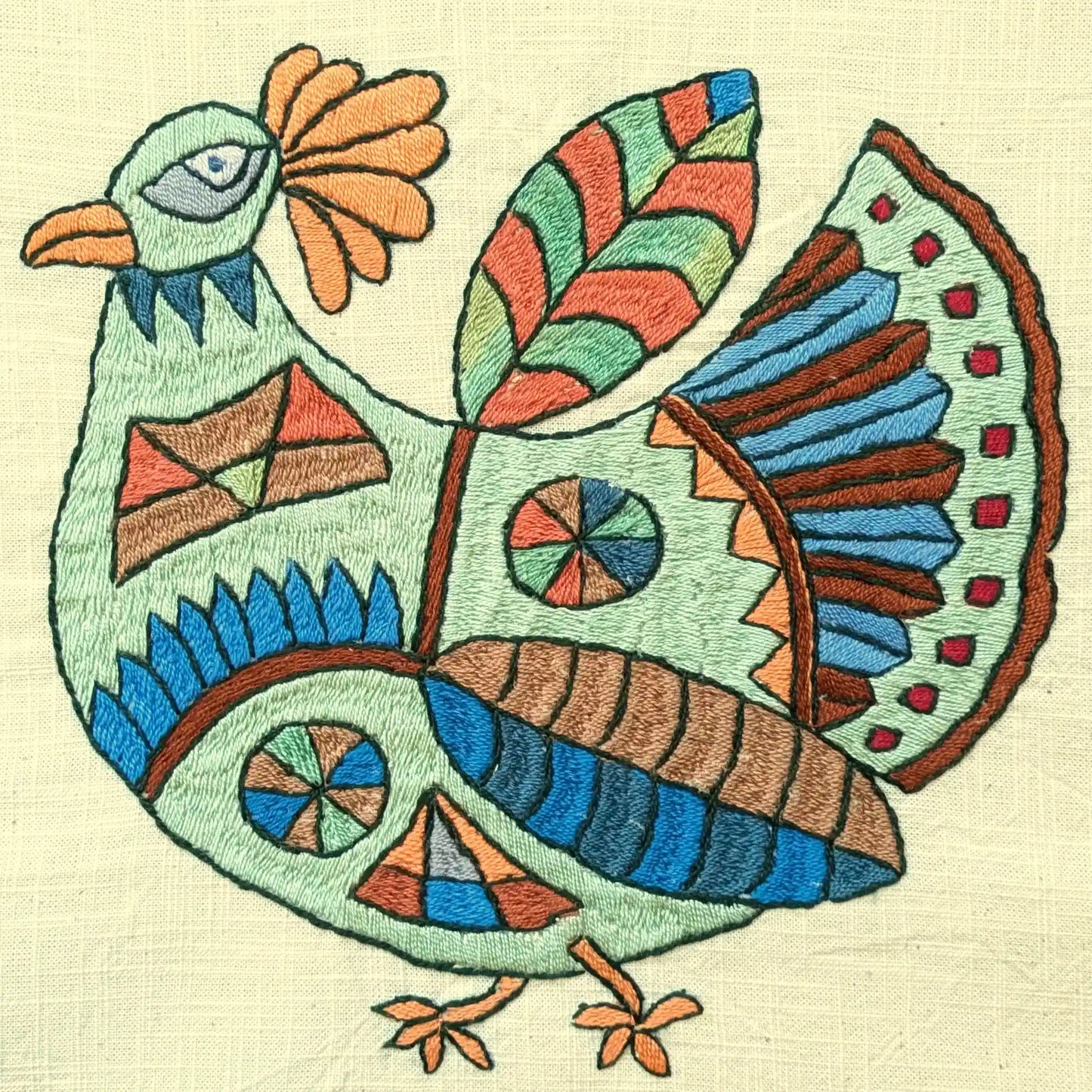 Détail de la broderie de poule stylisée en couleurs vives sur housse de coussins, modèle 9