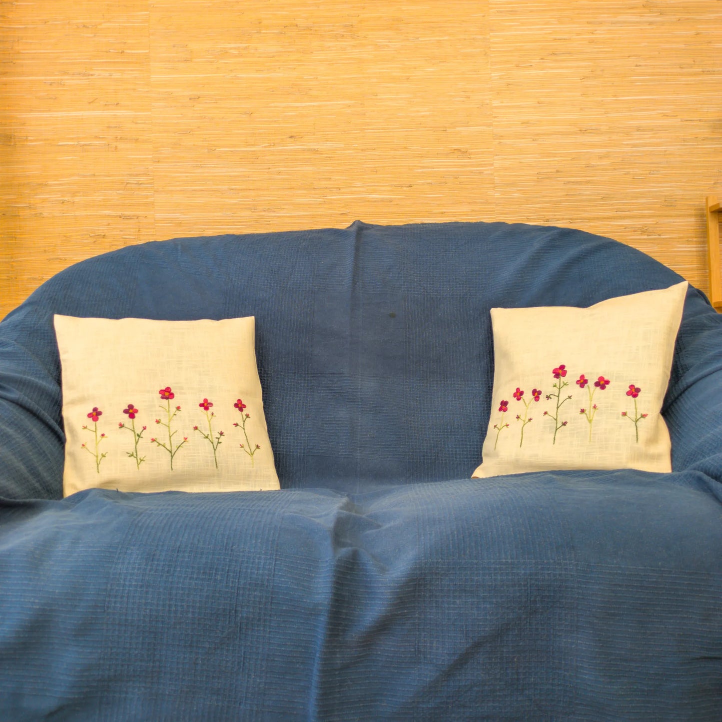 Housses de coussins en lin brodées main, décorées de coquelicots rouges élancés. Une décoration naturelle et simple.