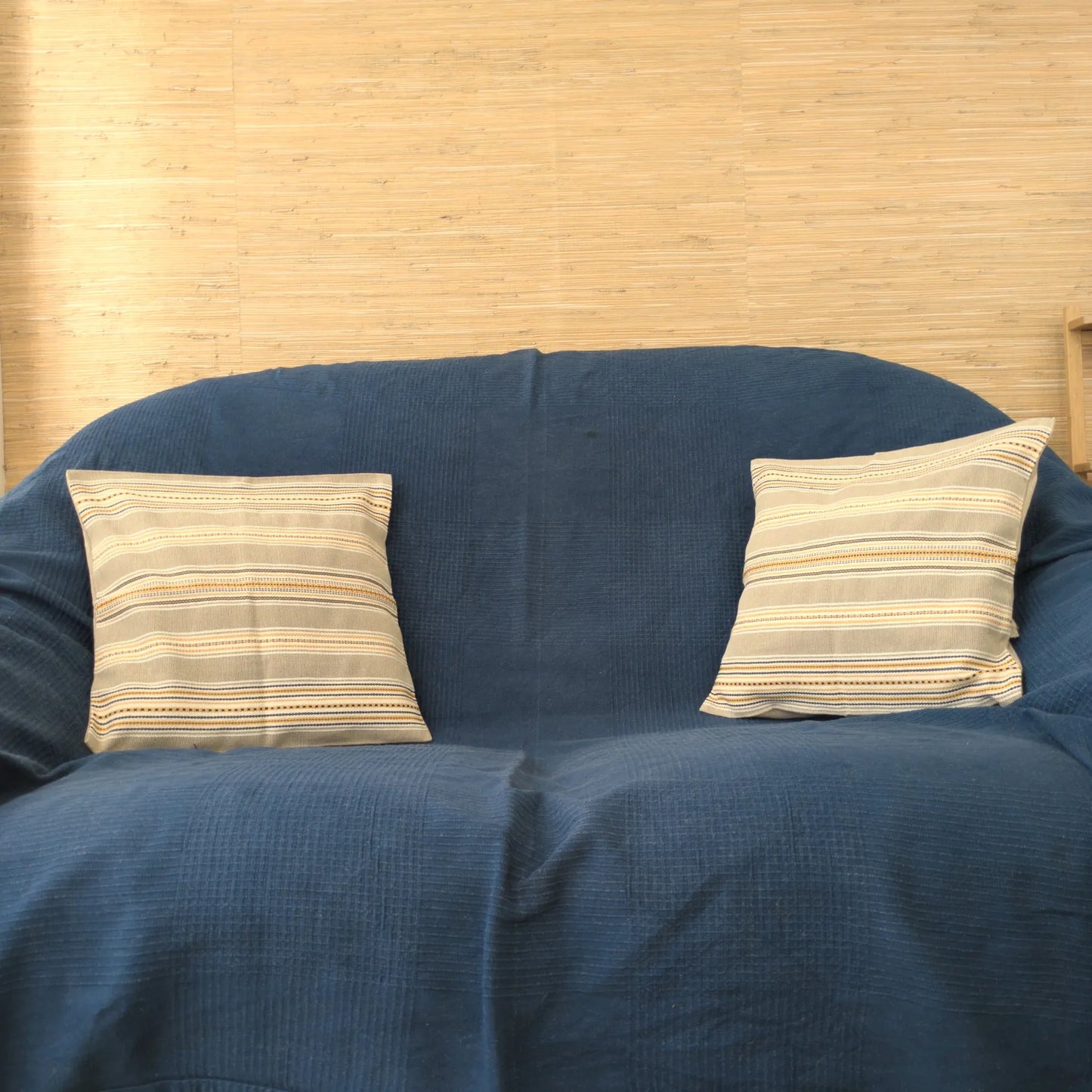 Vue de 2 coussins avec housses centre-européennes rayées en coton typique de Moravie.