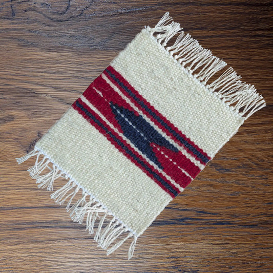 Vue d'un mini-tapis couleur crème avec motifs inspirés des Balkans.