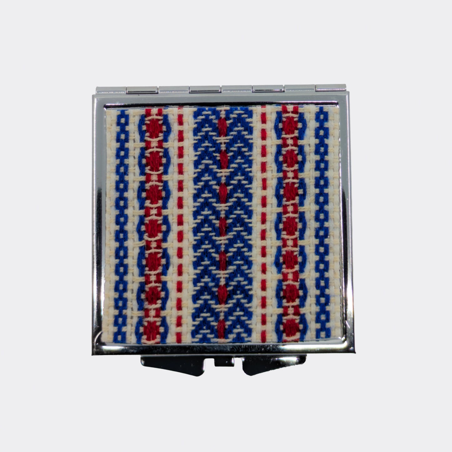 Détail du décore textile tissé à la main et collé sur le miroir de poche.