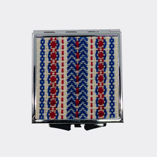 Détail du décore textile tissé à la main et collé sur le miroir de poche.