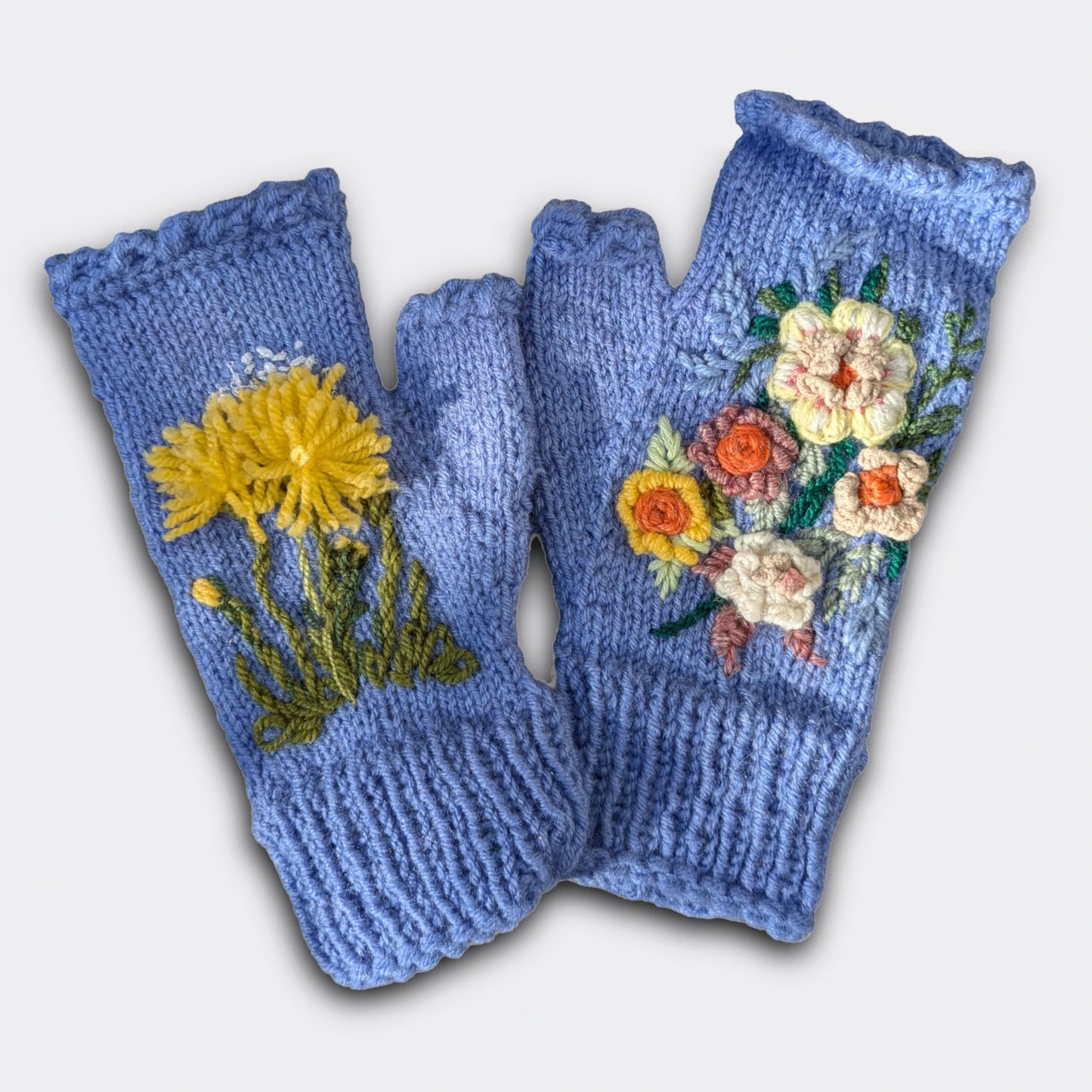 Mitaines bleu lavande tricotées main, pissenlit brodé jaune et fleurs pastel, création artisanale.