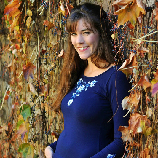 T-shirt bleu à manches longues avec broderies hongroises populaires Matyó. Vue de biais.