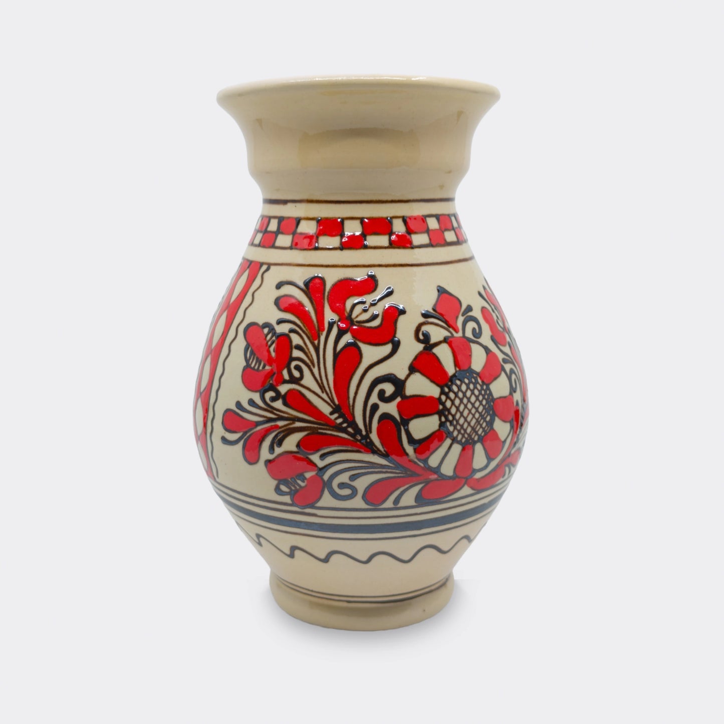 Vase en faïence artisanale de Transylvanie. Décor floral rouge et géométrique brun sur fond crème. Céramique de Corund peinte main.