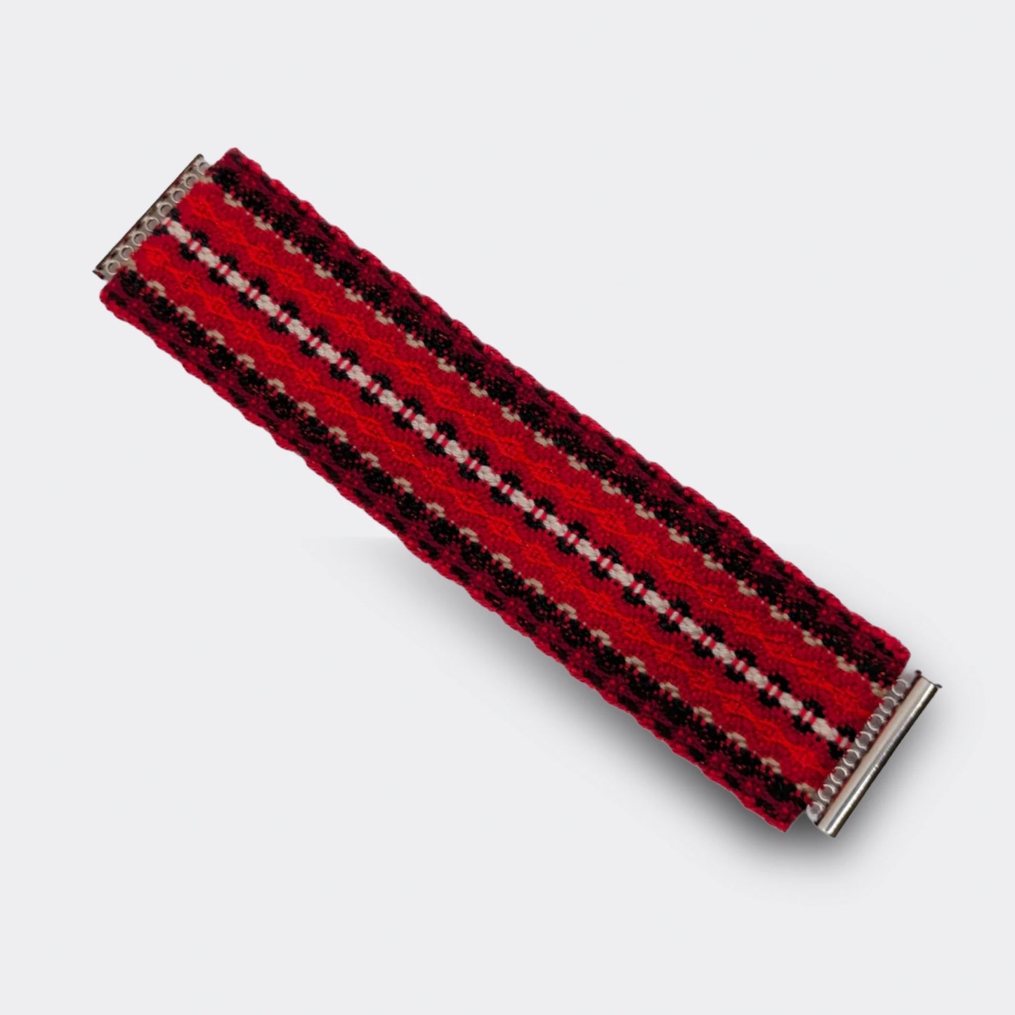 Vue dépliée d'un bracelet tissé fabriqué en Serbie. La couleur rouge caractéristique des Balkans est dominante. Fermoir magnétique à glissière.
