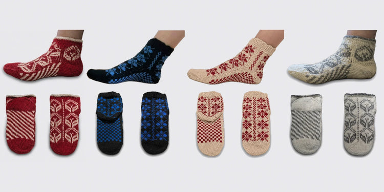 Quatre modèles de chaussettes en laine tricotées à la main en Serbie. Modèles à dominantes rouge, bleue, écrue et laine naturelle.