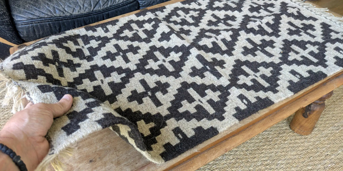 Kilim Géorgien noir et blanc avec des motifs traditionnels