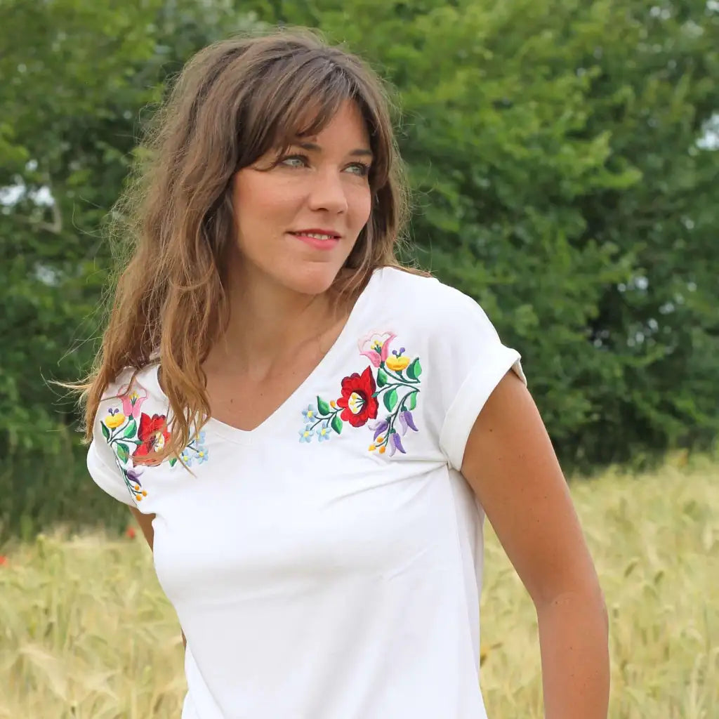 Tshirt blanc porté avec des broderies hongroises de type Kalocsa