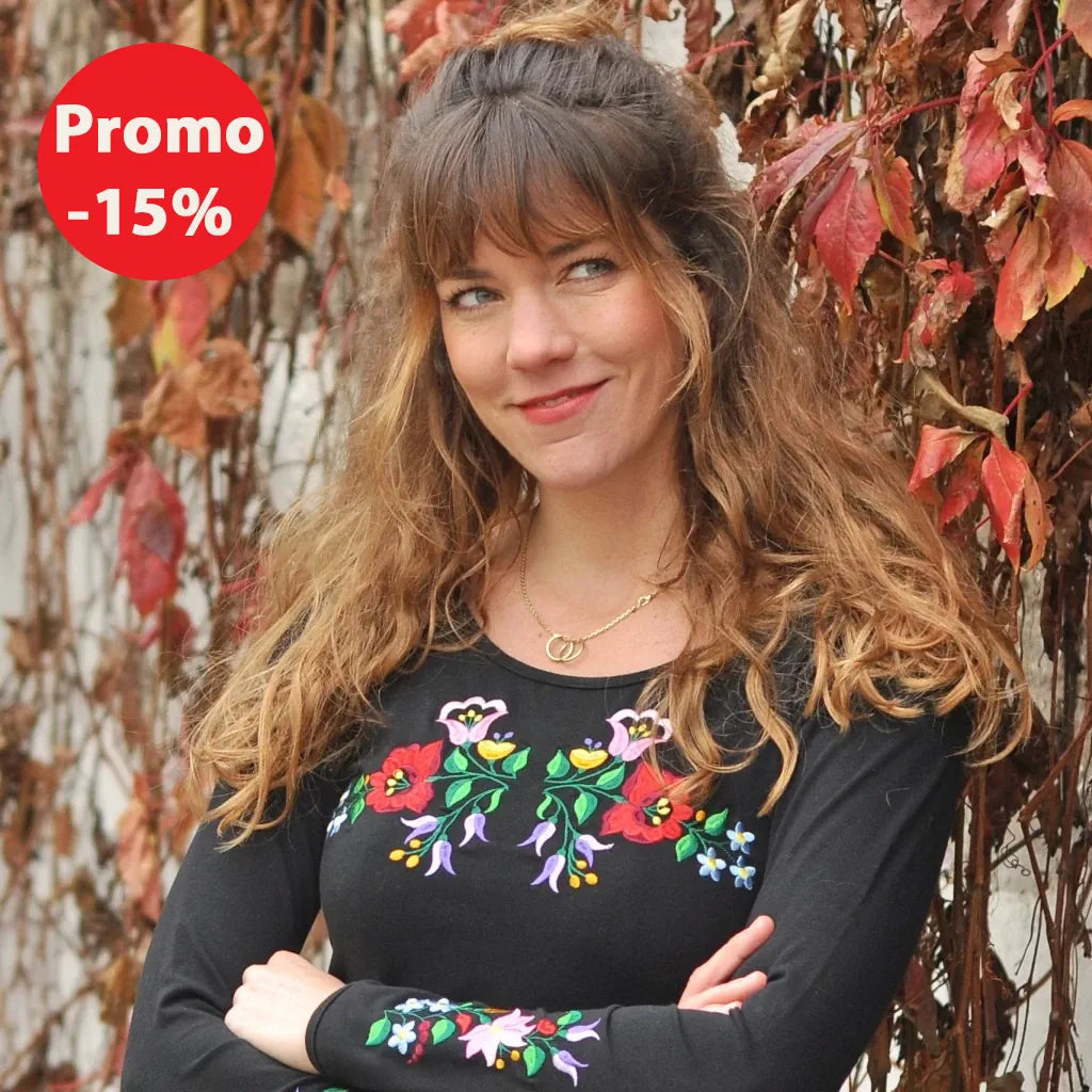 tshirt noir porté à manches longues avec des broderies hongroises sur la poitrine et les manches