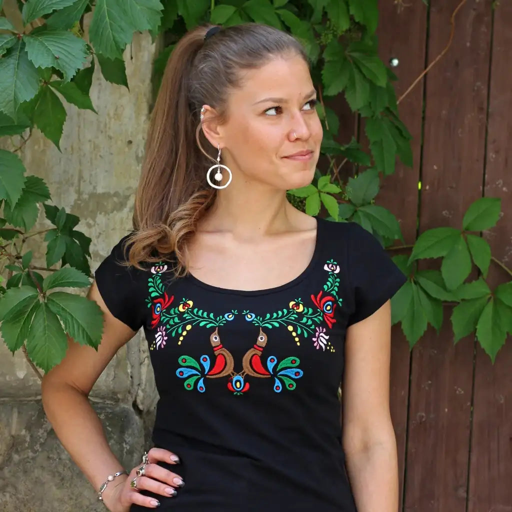 tshirt noir brodé comportant des oiseaux colorés