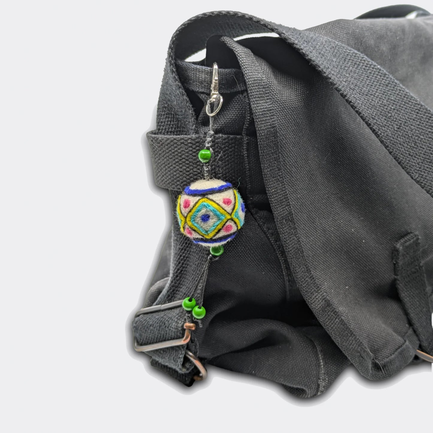 Breloque de sac attachée à un sac, modèle Nevena.