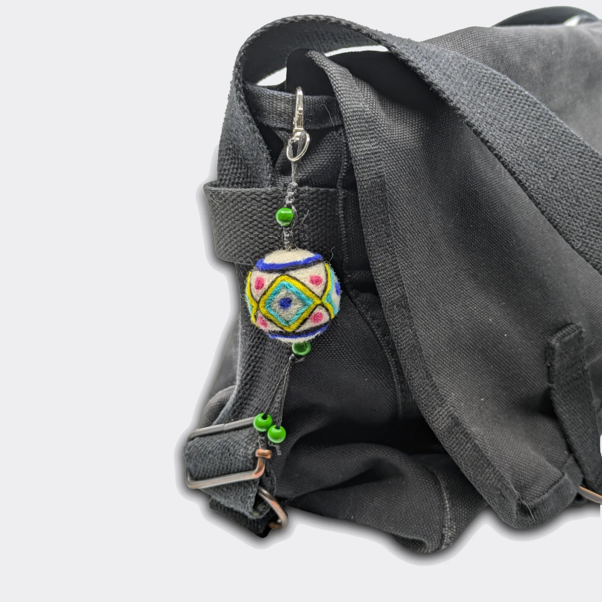 Breloque de sac attachée à un sac, modèle Nevena.