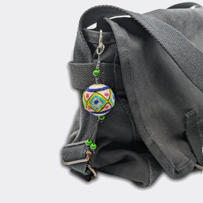 Breloque de sac attachée à un sac, modèle Nevena.