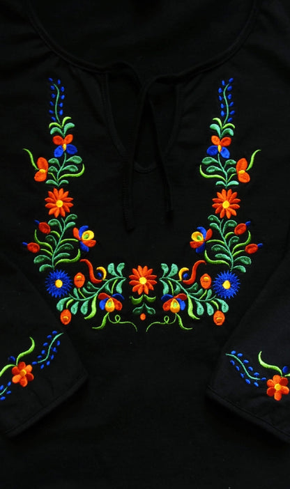 Vue d'ensemble des broderies rouges, bleues et vertes