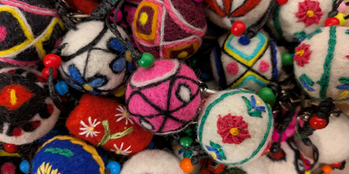 Détail de nombreuses breloques de sacs pêle-mêle
