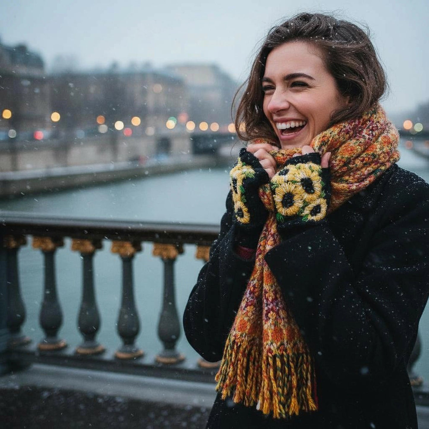 Mitaines noires artisanales, portées, tournesols jaune crochetés puis brodés, bord côtes.