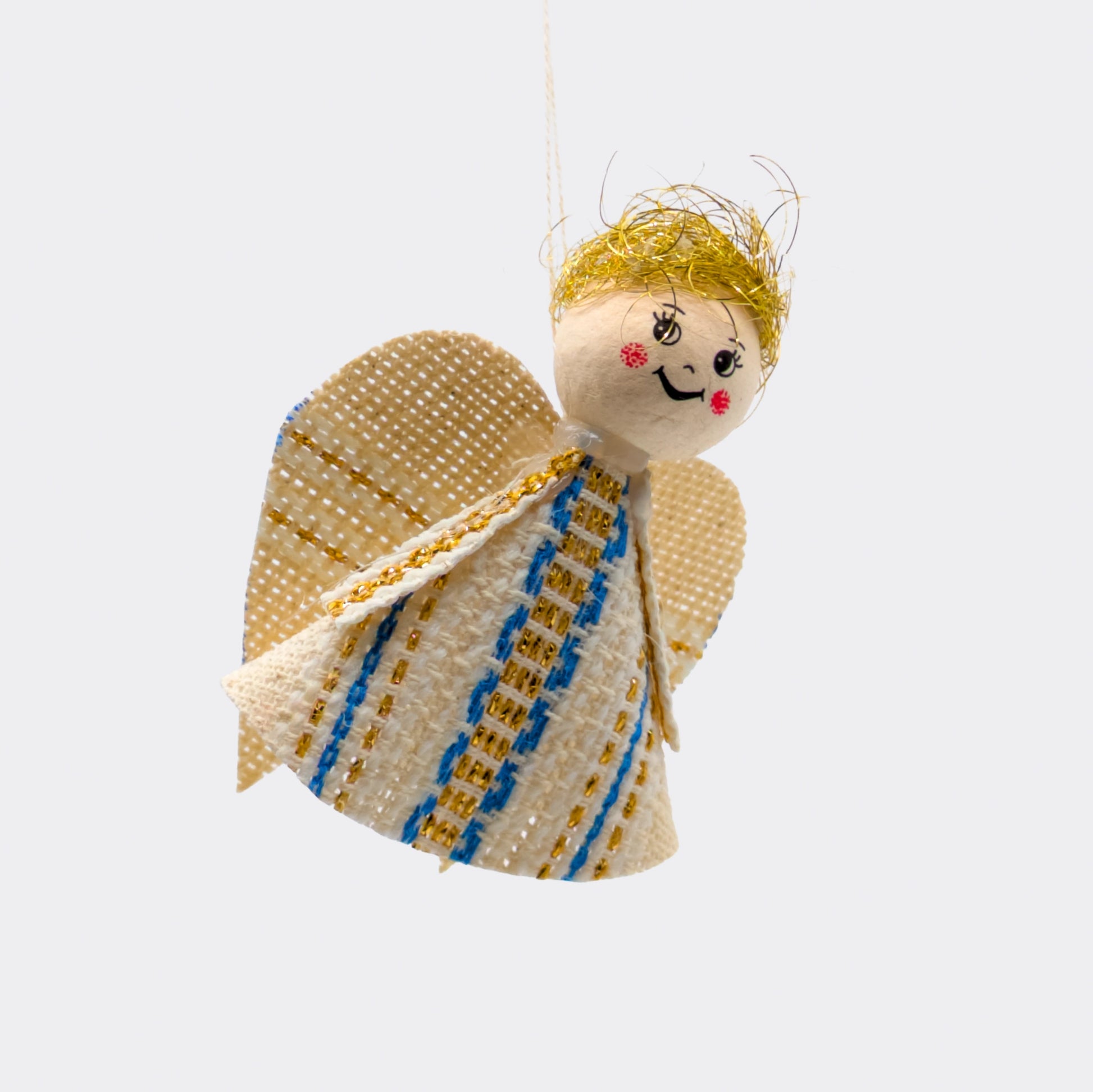 Angelot décoratif en textile tissé bleu et or, créé dans l’artisanat tchèque. Les motifs et couleurs rappellent les ornements centre-européens. Une présence légère et apaisante.