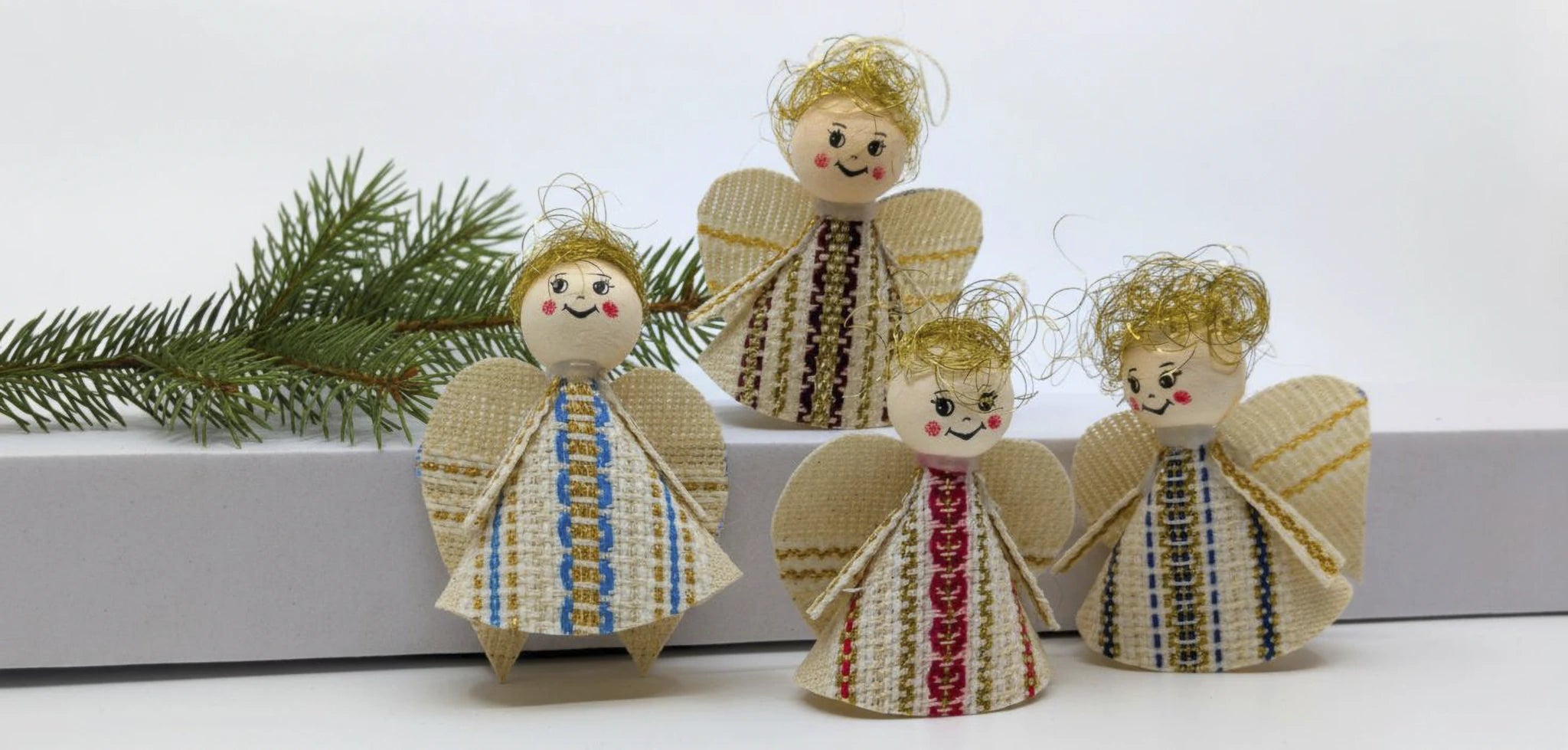 Photo groupée de tous les angelots à suspendre disponibles. Pour Noël.