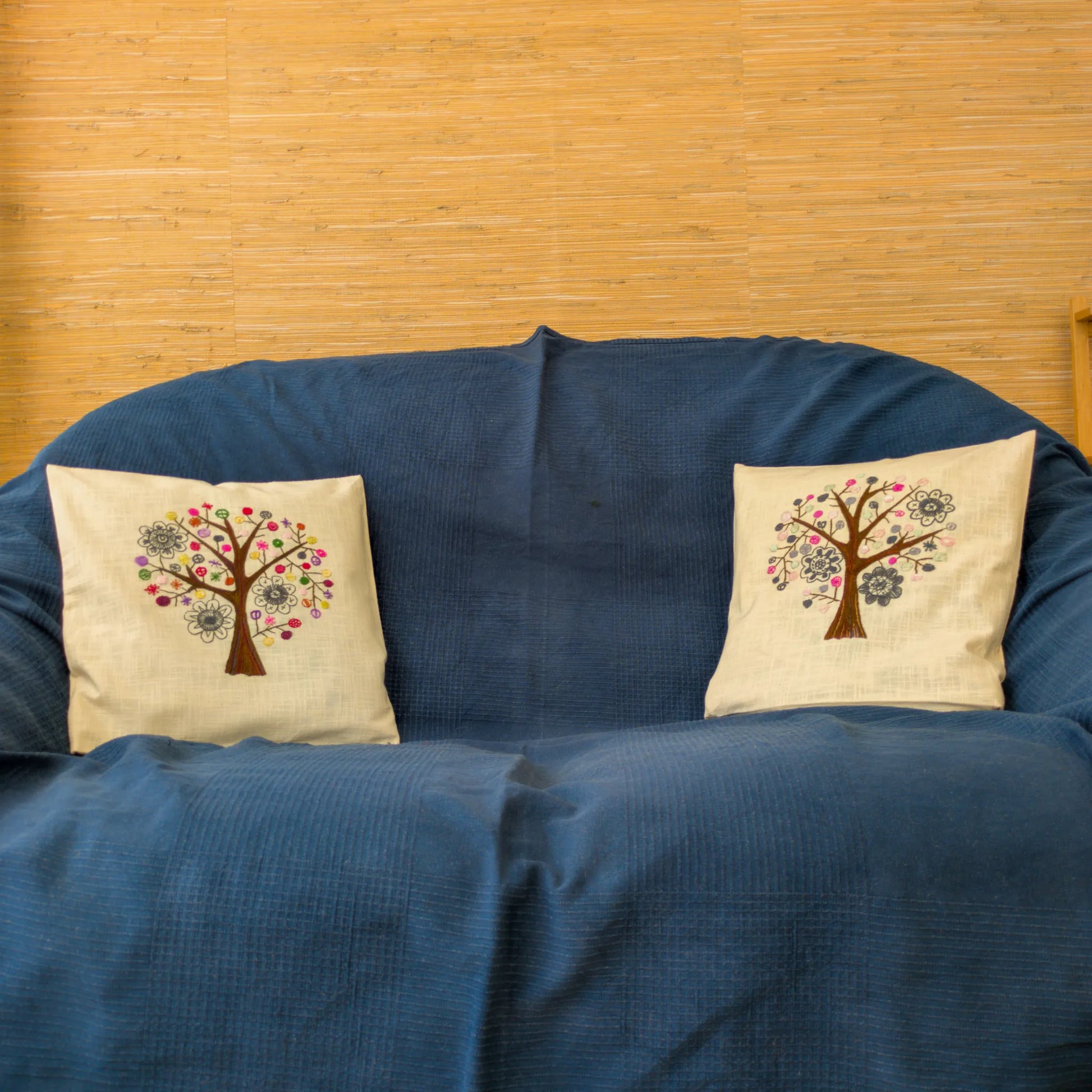 Housse décorative en lin de coussins avec un motif d’arbre stylisé.