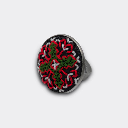 Bague plateau brodée à la main sur tissu panama. A dominante verte et rouge.