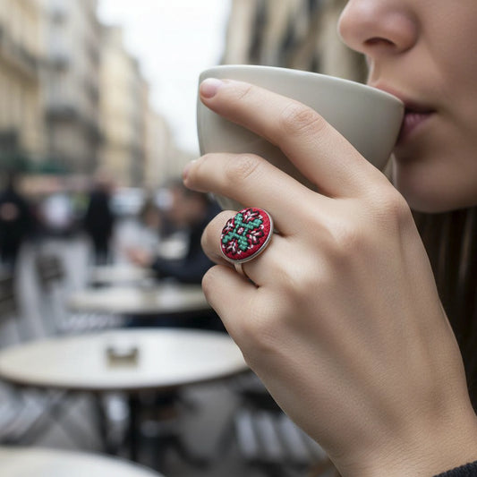 Bague brodée verte sur un fond rouge en situation, dans un café