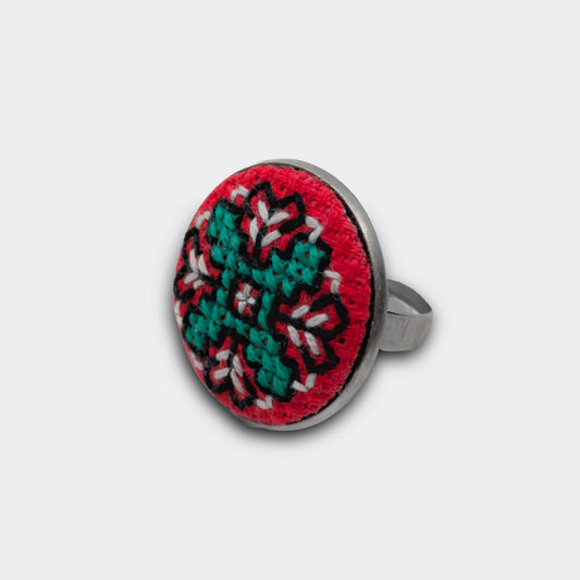 Bague brodée au motif rouge et vert sur tissu panama.  Inspiré des motifs du Kosovo
