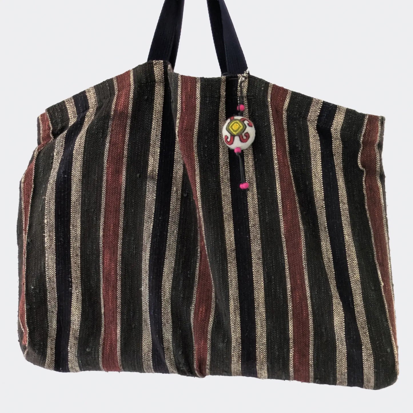 Bijou de sac artisanal serbe en feutrage manuel sur sac multicolore