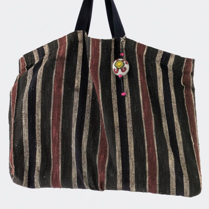 Bijou de sac artisanal serbe en feutrage manuel sur sac multicolore