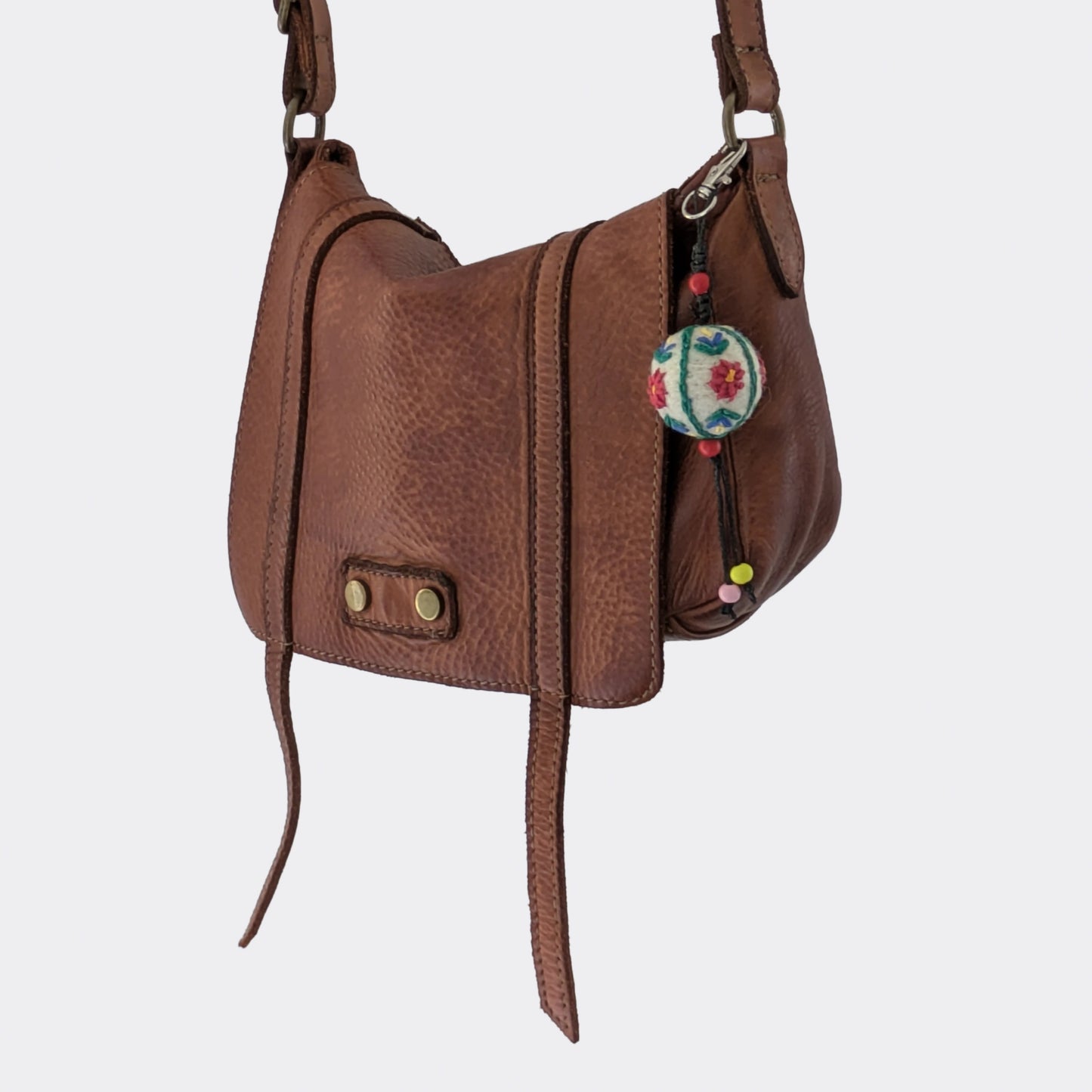 Bijou de sac en laine feutrée avec motif fleuri sac en cuir