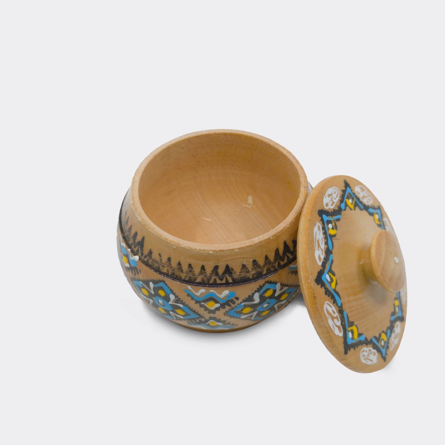 Boîte décorative ukrainienne en bois peint, motifs bleus. Objet décoratif en bois peint pour de petits objets. Vue à l'intérieur.