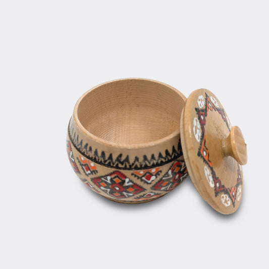 Boîte décorative en bois peinte à la main, montrée ouverte. L’intérieur en bois brut souligne son usage de boîte à bijoux ou petits objets.