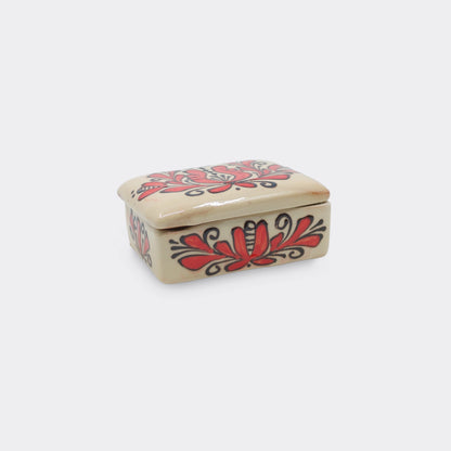 Boîte décorative en céramique de Corund au décor floral rouge peint à la main sur fond crème. Petite boîte artisanale rectangulaire avec couvercle. Motifs floraux traditionnels.