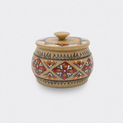 Boîte décorative en bois peinte à la main, aux motifs géométriques rouges et orangés. Cette boîte ukrainienne est un objet décoratif simple et fonctionnel.