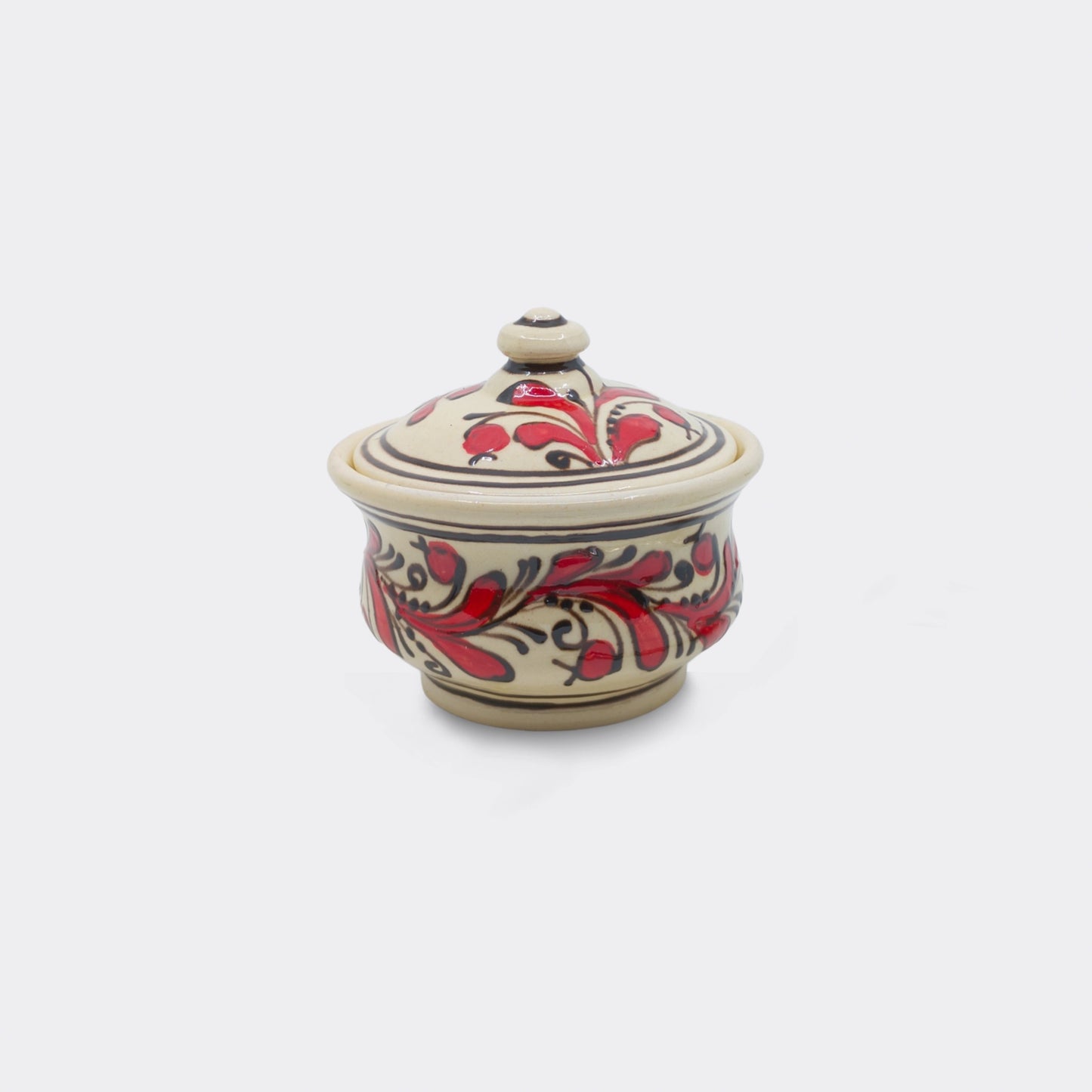 Boîte décorative ronde en céramique de Corund avec couvercle. Motif floral rouge peint à la main sur fond crème émaillé. Petite boîte artisanale en faïence traditionnelle.