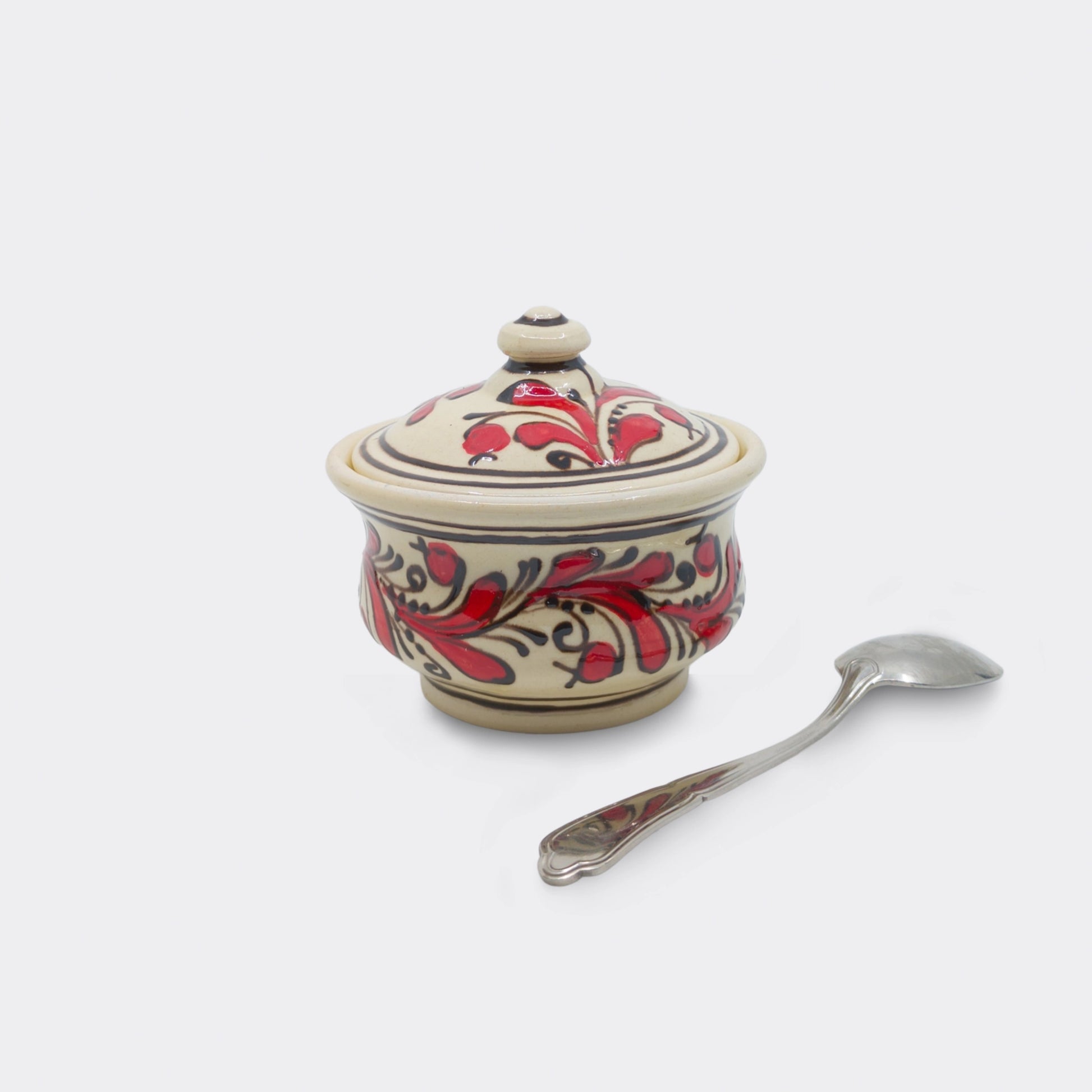 Boîte décorative en céramique de Corund avec intérieur et extérieur émaillé crème. Décor floral rouge peint à la main sur la faïence.