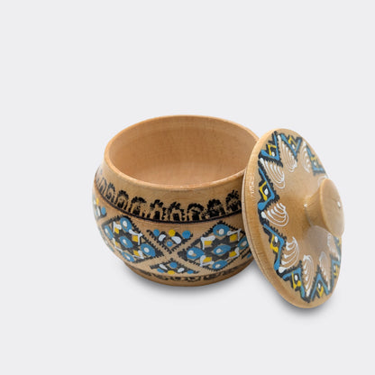 Boîte en bois peinte à la main, décor géométrique à dominante bleue. La peinture est appliquée manuellement.