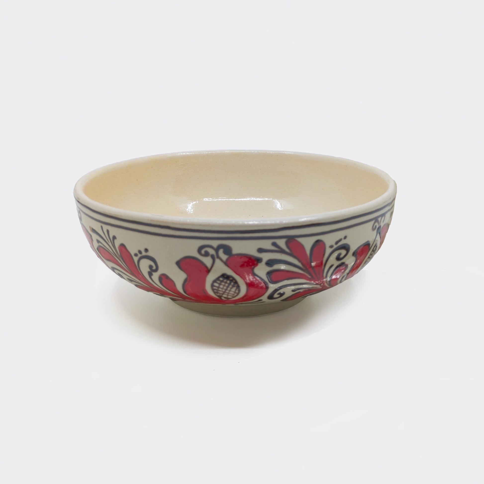 Grand bol Corund décor rouge extérieur et intérieur, fond crème émaillé. Motifs székely peints à la main. Bol artisanal roumain 90 cl.