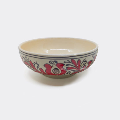 Grand bol Corund décor rouge extérieur et intérieur, fond crème émaillé. Motifs székely peints à la main. Bol artisanal roumain 90 cl.
