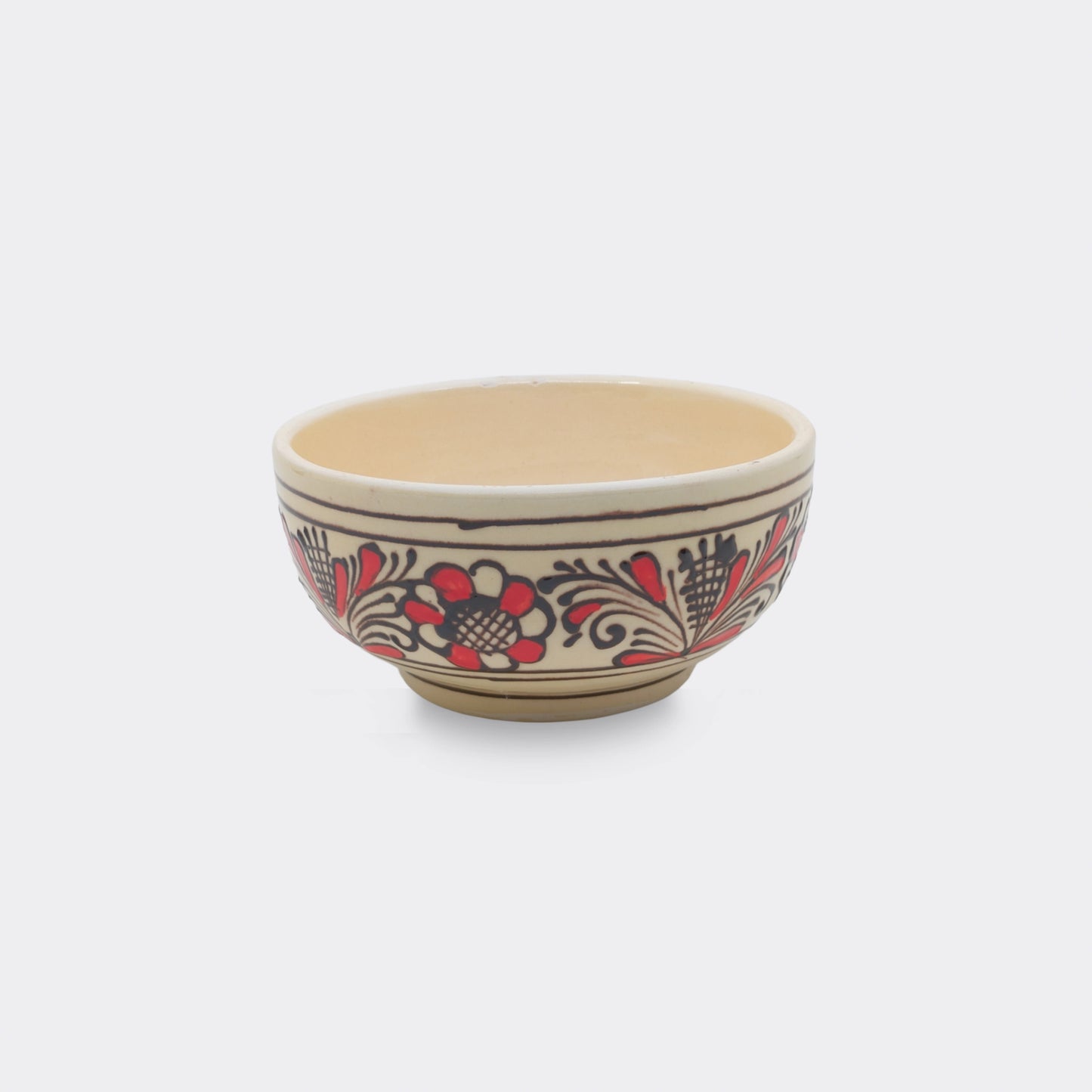 Bol en céramique de Corund avec décor floral rouge. Faïence artisanale.