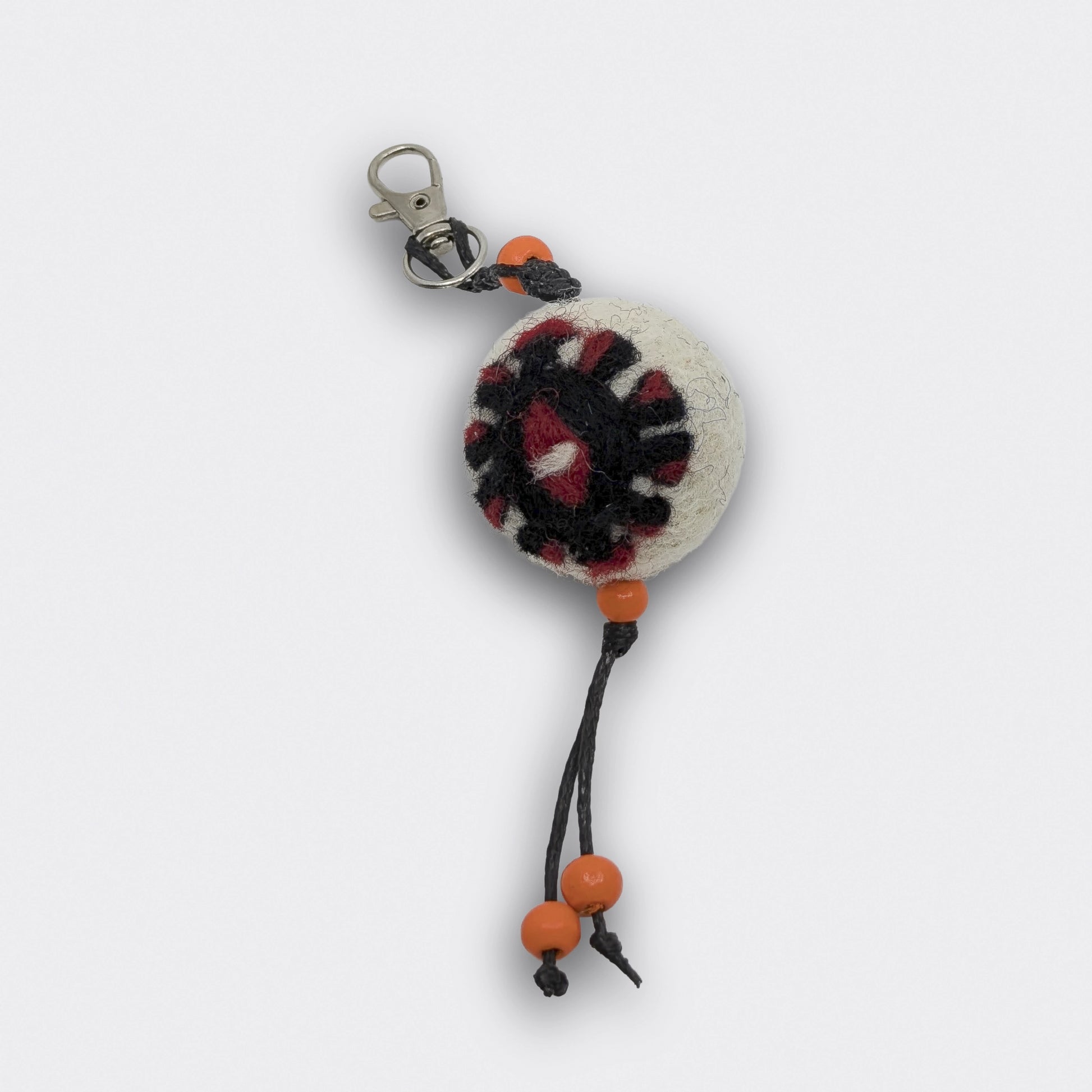 Charm artisanal Boromir en feutre rond fait main décoré d'un motif noir et rouge