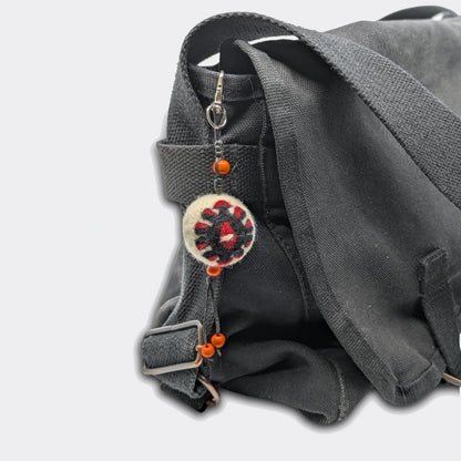 Suspension décorative Boromir en feutre et décorée d'un motif noir et rouge sur sac à main