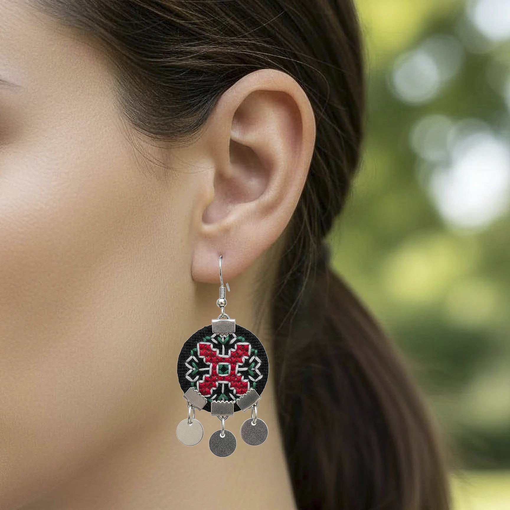 Boucles d'oreille au motif géométrique du Kosovo. Couleur noir et rouge, petites pendeloques métalliques.